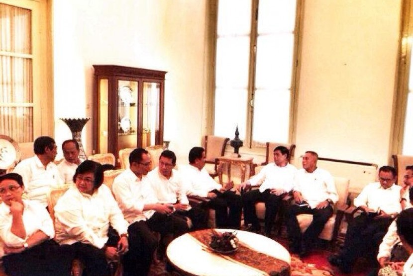 Foto menteri yang berada di dalam Istana Kepresidenan.