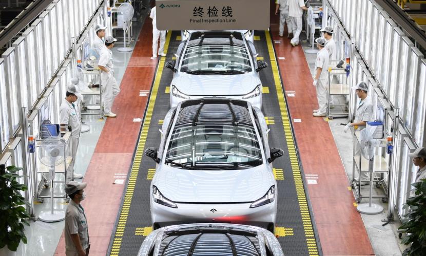 Foto menunjukkan jalur pemeriksaan akhir di pabrik perakitan kendaraan elektrifikasi GAC Aion di Guangzhou, Provinsi Guangdong, 3 Juli 2023. 