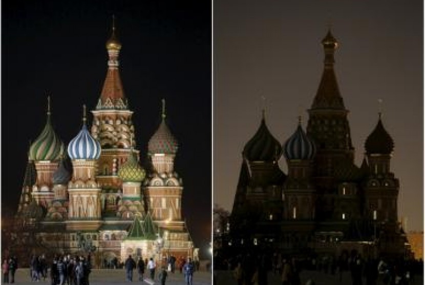 Foto menunjukkan perbedaan Katedal Saint Basil saat lampunya masih menyala dan setelah dimatikan dalam rangka Earth Hour, Sabtu waktu setempat (28/3).