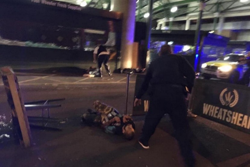 Foto menunjukkan pria tergeletak di jalanan setelah ditembak polisi. Pria diduga terkait dengan serangan teror di Jembatan London dan Pasar Borough, Ahad (4/6).