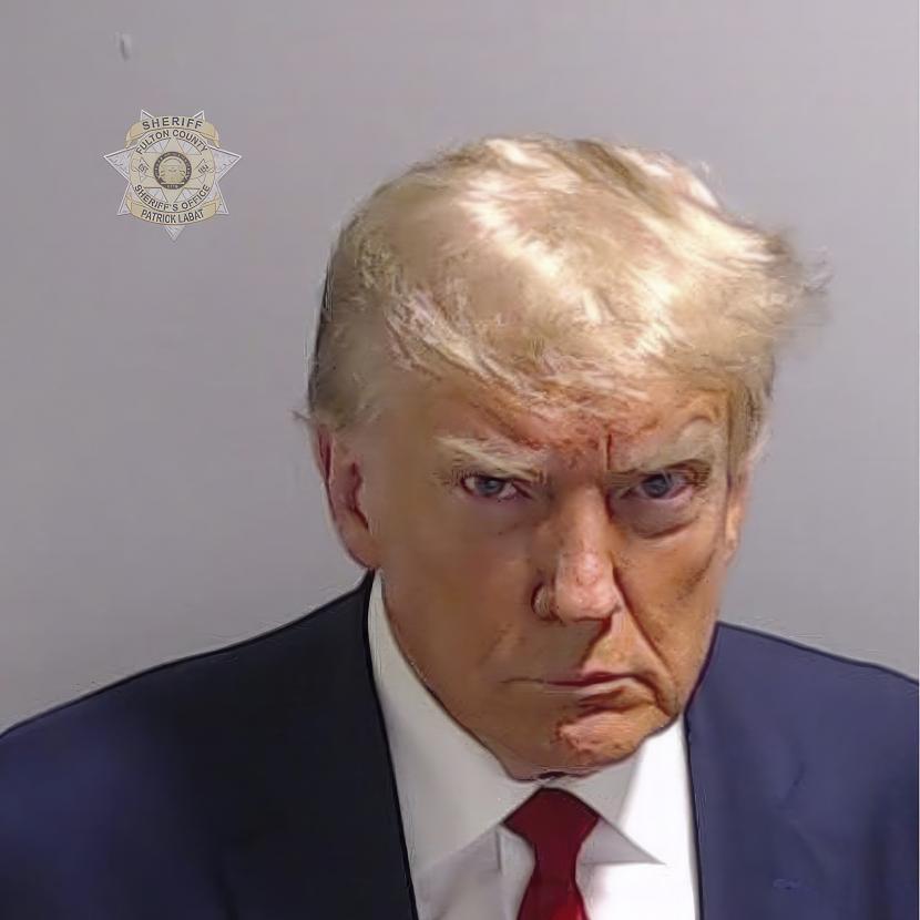Foto Mugshot Donald Trump. Mugshot adalah foto yang diambil oleh kepolisian untuk tersangka kriminal.