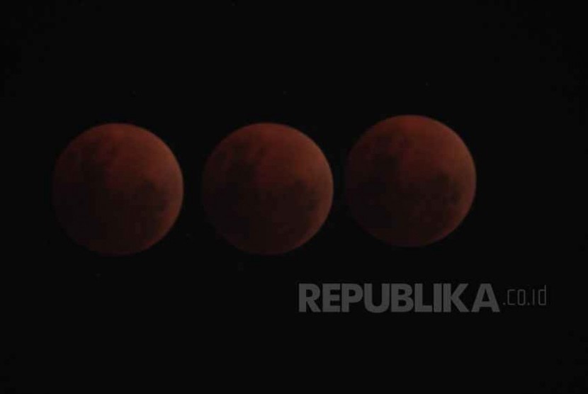 Foto multiple exposure gerhana  bulan Supermoon tampak dari kawasan Warung Buncit, Jakarta Selatan, Rabu (31/1).
