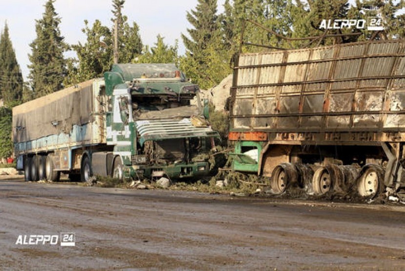 Foto oleh kelompok antipemerintah Aleppo 24 menunjukkan truk berisi bantuan kemanusiaan PBB untuk warga Suriah hancur karena serangan udara di Aleppo, Suriah, Selasa, 20 September 2016.