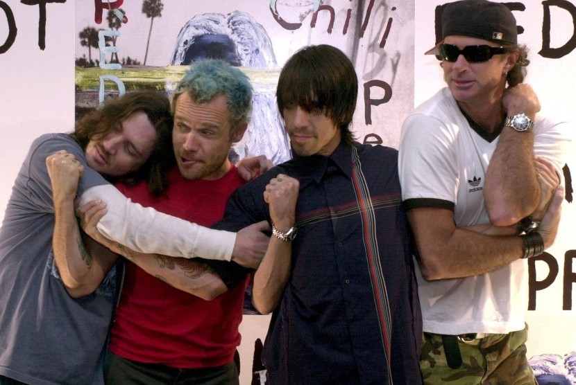 Foto pada Juni 2002 memperlihatkan anggota Red Hot Chili Peppers (dari kiri) John Frusciante, Michael Flea, Anthony Kiedish, dan Chat Smith berpose menjelang konferensi pers peluncuran album 