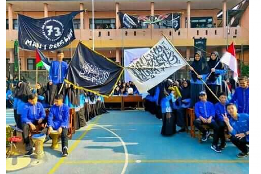 Foto para siswa-siswi mengibarkan bendera yang lantas menjadi viral di media sosial