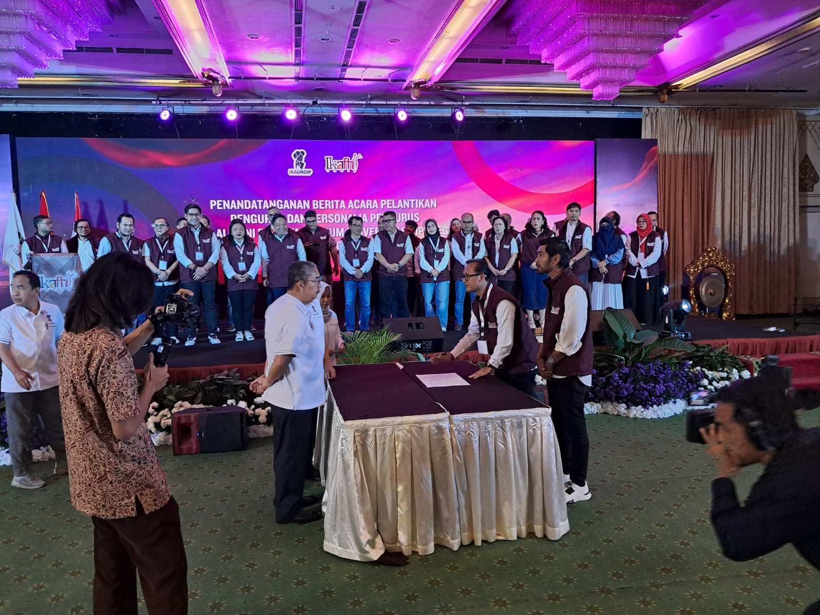 Foto pelaksanaan kegiatan pelantikan kepengurusan DPP Ikatan Alumni Fakultas Hukum UNDIP (IKA FH UNDIP) periode 2025-2030, pada Sabtu (24/5/2025). 