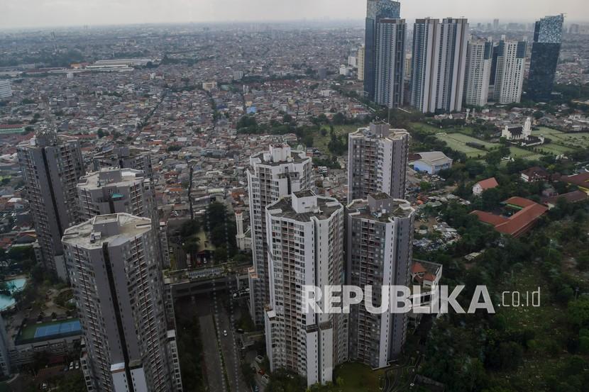 Foto pemandangan gedung bertingkat di Jakarta, Jumat (10/12). Selama periode Januari 2020 - Desember 2021, LPS telah memangkas tingkat bunga penjaminan rupiah sebesar 275 bps dan 150 bps terhadap valuta asing.