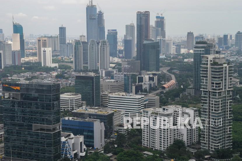 Foto pemandangan gedung bertingkat di Jakarta, Jumat (10/12). Pada 2022, proyeksi pertumbuhan ekonomi Indonesia diperkirakan mencapai 5,2 persen.