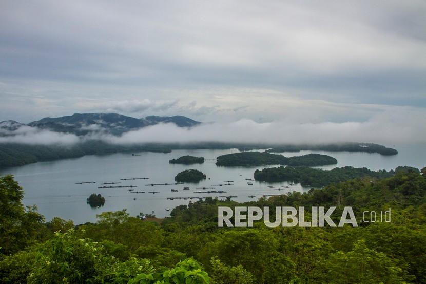 Foto pemandangan Pegunungan Meratus dan gugusan pulau-pulau di kawasan Geopark Meratus. Gua Telaga Dewa yang eksotis menjadi aset wisata geopark Pegunungan Meratus, Kalsel.