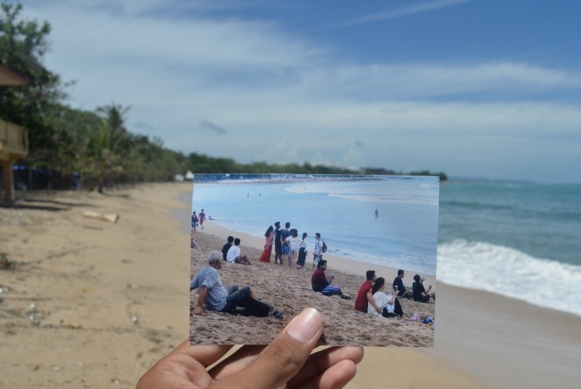 Foto perbandingan suasana Pantai Kuta saat dipadati wisatawan dan kondisi Pantai Kuta yang lengang tanpa aktivitas wisatawan saat Hari Raya Nyepi di Kuta, Bali. 