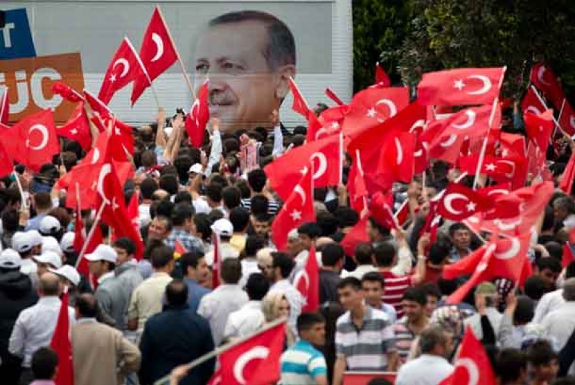  Foto Perdana Menteri Turki Recep Tayyip Erdogan tampak ditengah massa saat mereka menunggu kedatangannya di Ankara, Turki, Ahad (9/6). 