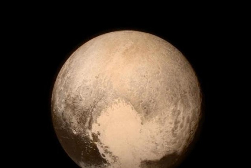 Foto permukaan Pluto yang tampak seperti bekas robekan.