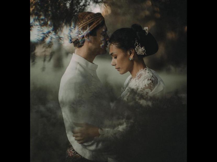 Foto pernikahan Adinia Wirasti dan suami Michael Wahr yang diunggah di Instagram. 