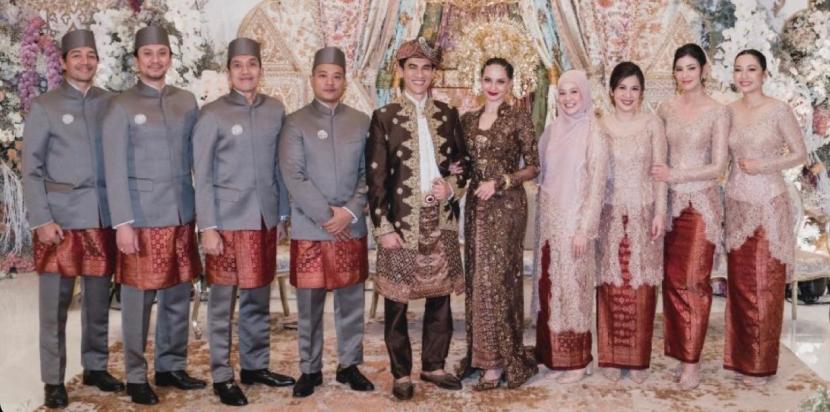 Salah satu foto pernikahan Enzy Storia dan Maulana Kasetra. Dalam foto tersebut, terlihat para sahabat Enzy termasuk Hesty Purwadinata, Vincent Rompies, Desta, dan Natasha Rizky.
