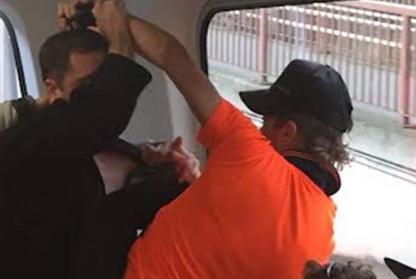 Foto pertengkaran Cias dan pria tak dikenal di kereta Melbourne, Australia