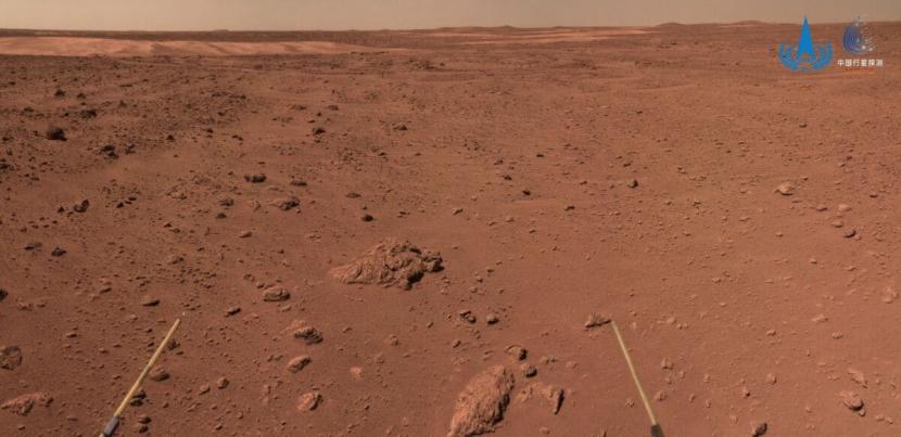 Foto planet Mars yang diambil rover China Zhurong. NASA menemukan bukti dari keberadaan air di Mars. Menurut Jet Propulsion Laboratory (JPL), air yang pernah ada ini terbentuk di dalam danau/ilustrasi. 