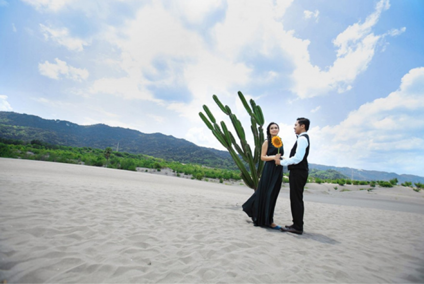 Foto pre-wedding di Gumuk Pasir.