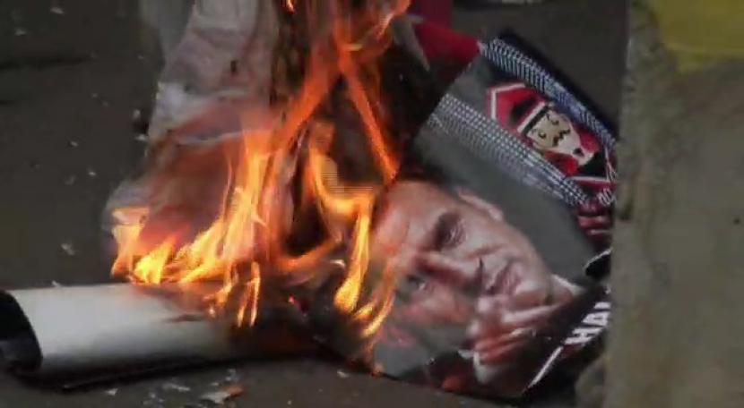 Foto Presiden Prancis Emanuel Macron dibakar oleh massa. Aliansi Malang Kondusif berdemo memprotes Presiden Macron di Kota Malang. Ilustrasi.