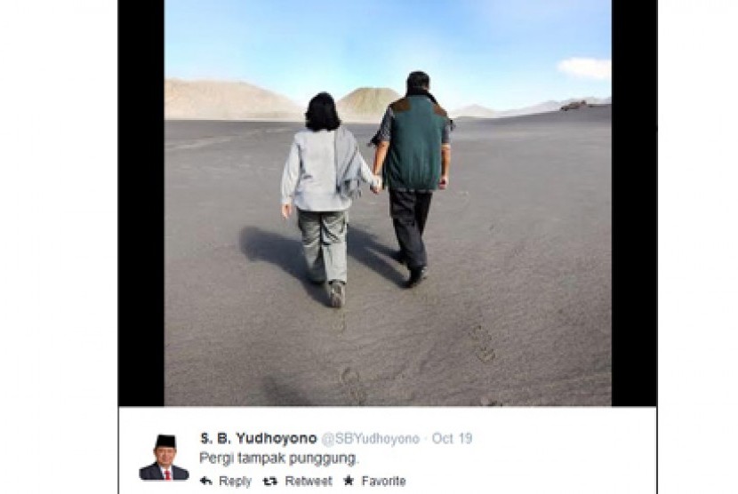 Foto Presiden Susilo Bambang Yudhoyono dan Istri dari belakang. Foto diberi judul Pergi Tampak Punggung ini diunggah di akun twitter @sbyudhoyono.