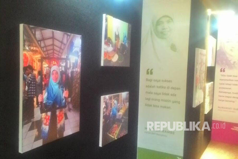 Foto profil penerima Tokoh Perubahan Republika terpampang di Ballroom Djakarta Theatre, Selasa (25/4). 