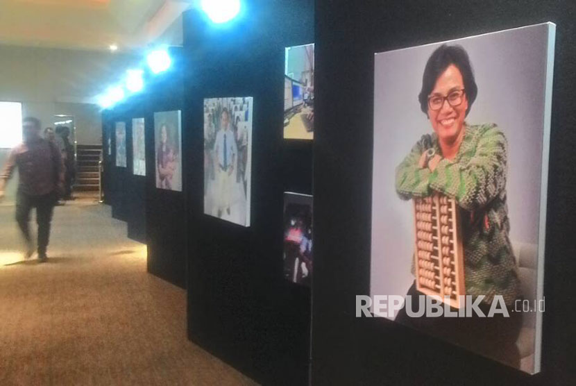 Foto profil penerima Tokoh Perubahan Republika terpampang di Ballroom Djakarta Theatre, Selasa (25/4). 