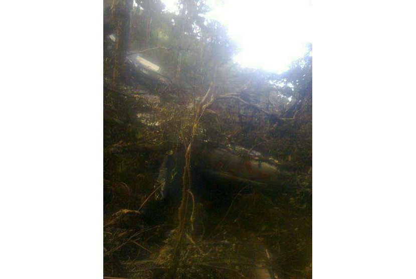 Foto puing pesawat Aviastar PK-BRM yang hilang kontak ditemukan di pegunungan Luwu, Sulawesi Selatan, Senin (5/10). 
