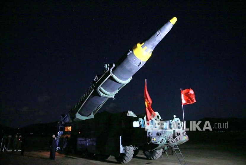 Foto rilis dari pemerintah Korea Utara menggambarkan Kim Jong Un meninjau percobaan rudal balistik jarak jauh  Hwasong-12 (Mars-12) diluncurkan militer Korea Utara