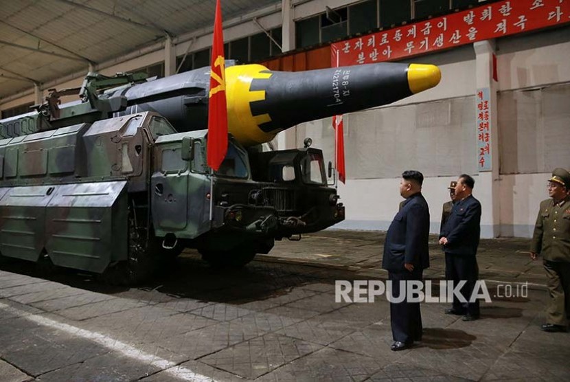 Foto rilis dari pemerintah Korea Utara menggambarkan Kim Jong Un meninjau percobaan rudal balistik jarak jauh  Hwasong-12 (Mars-12) diluncurkan militer Korea UtaraKC