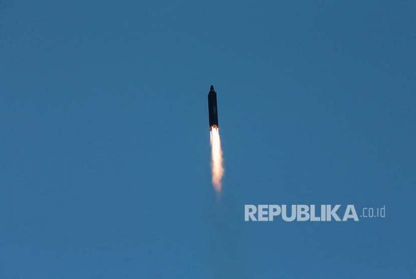 Foto rilis dari pemerintah Korea Utara menggambarkan upaya percobaan rudal balistik jarak jauh  Hwasong-12 (Mars-12) diluncurkan militer Korea Utara