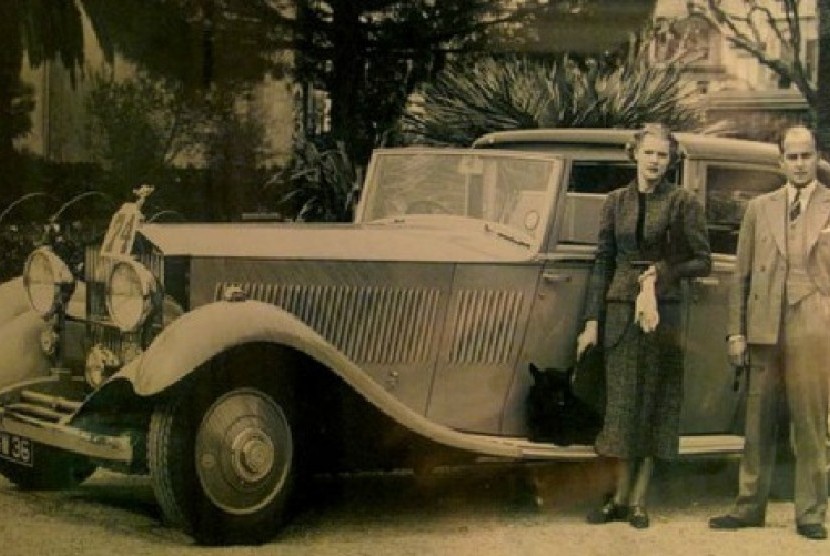 Foto saat ayah Miesegaes membeli mobil baru Rolls-Royce Phantom II Continental pada tahun 1933.
