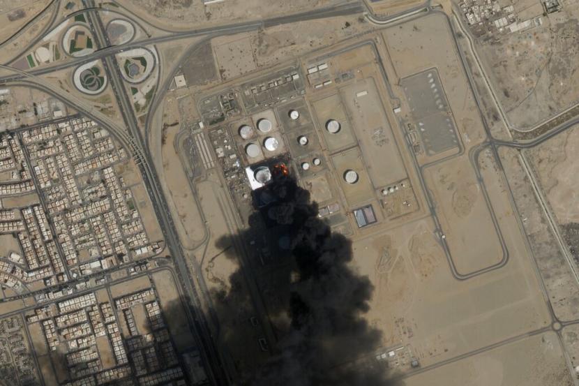 Foto satelit dari Planet Labs PBC ini menunjukkan api masih menyala di North Jiddah Bulk Plant Saudi Aramco setelah serangan oleh pemberontak Houthi Yaman menjelang balapan Formula Satu di Jiddah, Arab Saudi, Sabtu, 26 Maret 2022.