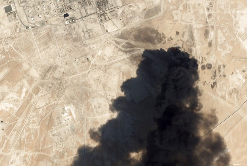 Foto satelit pada Sabtu (14/9) menunjukkan asap hitam membubung berasal dari kebakaran di fasilitas pemrosesan minyak milik perusahaan Saudi Aramco di Buqyaq, Arab Saudi.