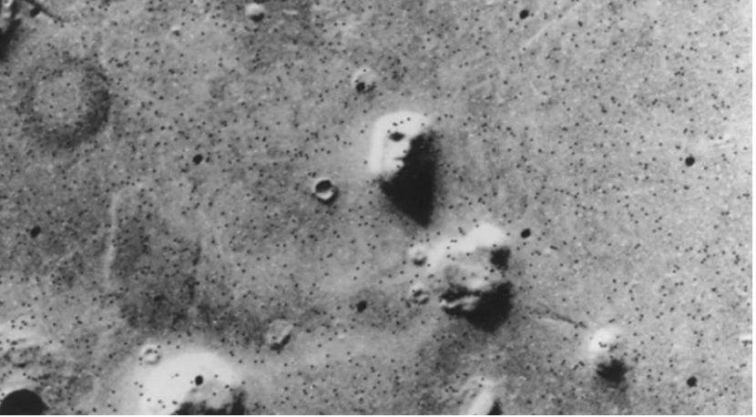 Foto sebuah bukit datar yang rata di Mars yang tampak seperti wajah.