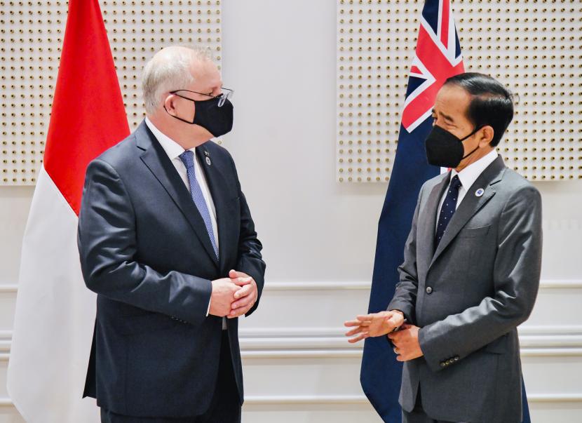 Foto selebaran yang disediakan oleh istana kepresidenan Indonesia menunjukkan Presiden Indonesia Joko Widodo (kanan) dan Perdana Menteri Australia Scott Morrison (kiri) selama pertemuan bilateral mereka di sela-sela KTT G20 di Roma, 30 Oktober 2021.