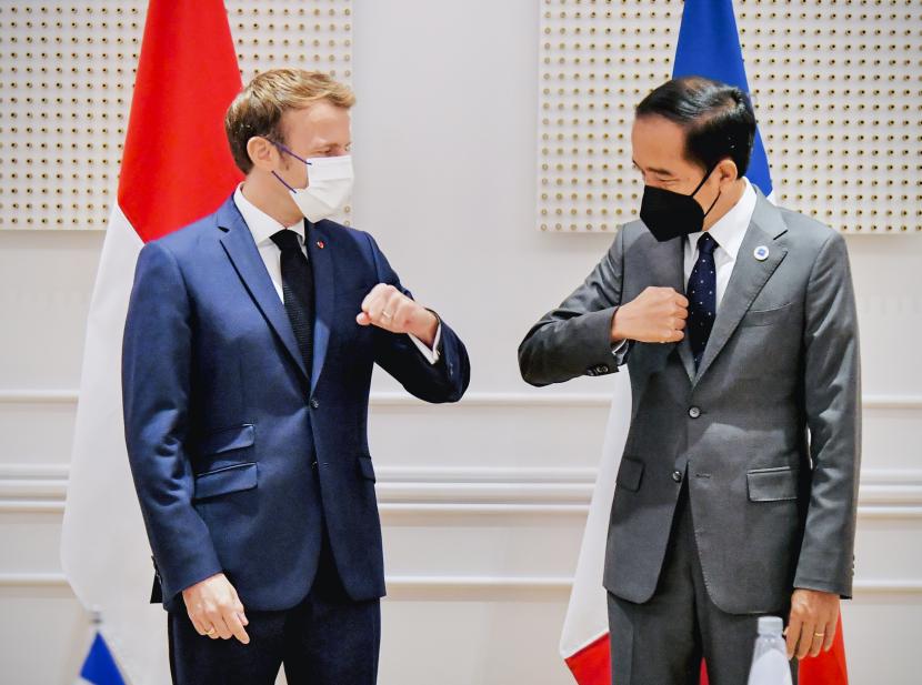 Foto selebaran yang disediakan oleh istana kepresidenan Indonesia menunjukkan Presiden Indonesia Joko Widodo (kanan) dan Presiden Prancis Emmanuel Macron (kiri) selama pertemuan bilateral mereka di sela-sela KTT G20 di Roma, Italia, 30 Oktober 2021. 