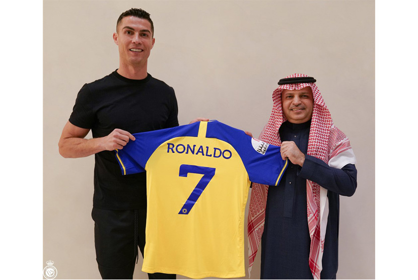  Foto selebaran yang disediakan oleh klub Al-Nassr Saudi pada 30 Desember 2022 menunjukkan pemain sepak bola Portugal Cristiano Ronaldo berpose untuk foto dengan seragam klub setelah menandatangani kontrak dua tahun dengan Al-Nassr, di Riyadh, Arab Saudi. 