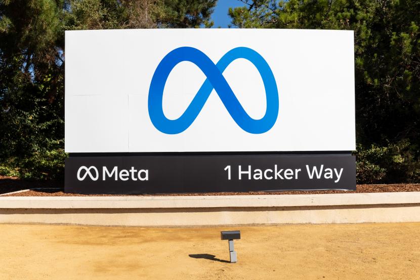 Foto selebaran yang disediakan oleh Meta menunjukkan logo merek perusahaan baru pada tanda di kantor pusat perusahaan yang diumumkan oleh CEO Facebook Mark Zuckerberg selama Konferensi virtual Connect 2021 di Menlo Park, California, AS, 28 Oktober 2021. 