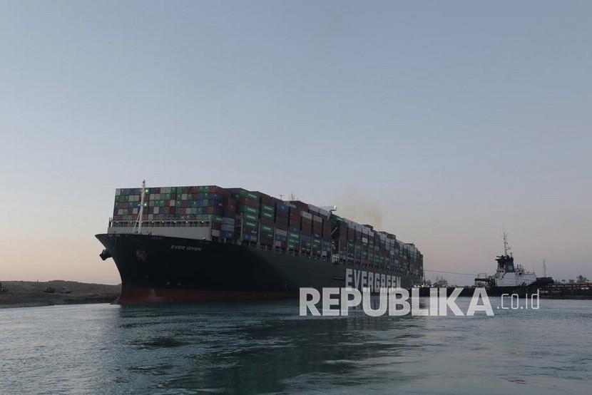 Foto rilis yang disediakan oleh Otoritas Terusan Syez menunjukkan kapal kontainer Ever Given setelah sebagian terapung di Terusan Suez, Mesir, Senin (29/3).