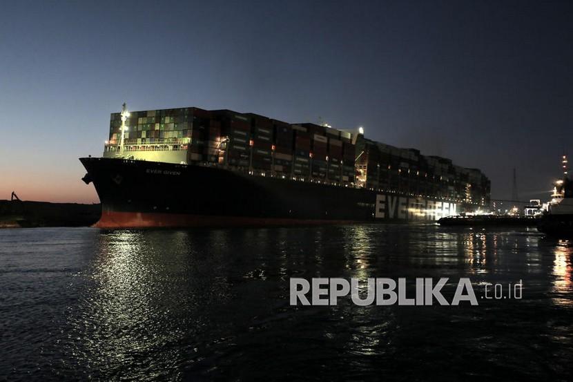 Foto selebaran yang disediakan oleh Otoritas Terusan Syez menunjukkan kapal kontainer Ever Given setelah sebagian terapung di Terusan Suez, Mesir, Senin (29/3).