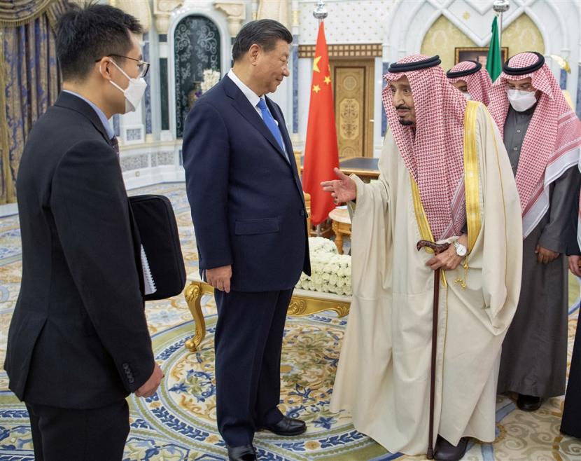  Foto selebaran yang disediakan oleh Pengadilan Kerajaan Saudi menunjukkan Raja Saudi Salman bin Abdulaziz Al Saud (C-R) menyambut Presiden China Xi Jinping (C-L) selama kunjungannya di Riyadh, Arab Saudi, Kamis, 8 Desember 2022. Presiden China Xi Jinping berada di tiga kunjungan kerja sehari ke Arab Saudi, dalam rangka memperkuat hubungan kedua negara, serta pertemuan puncak dengan anggota Dewan Kerjasama Teluk dan pertemuan puncak China-Arab yang lebih luas. 