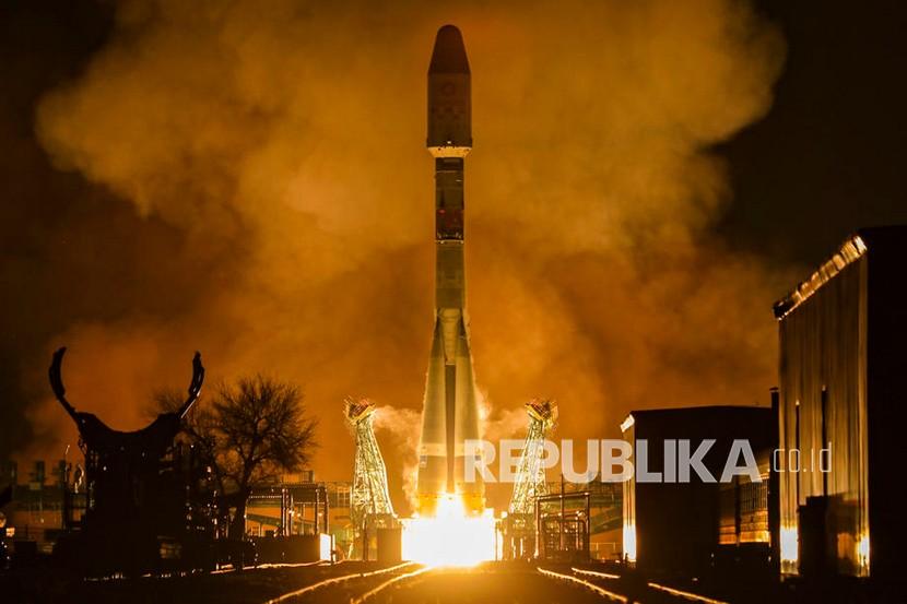  Foto selebaran yang disediakan oleh Perusahaan Luar Angkasa Negara Rusia ROSCOSMOS menunjukkan kendaraan pengangkut Soyuz-2.1b Rusia dengan tahap atas Frigate dan 36 satelit komunikasi OneWeb Inggris lepas landas dari landasan peluncuran di Baikonur Cosmodrome di Kazakhstan, 27 Desember 2021. 