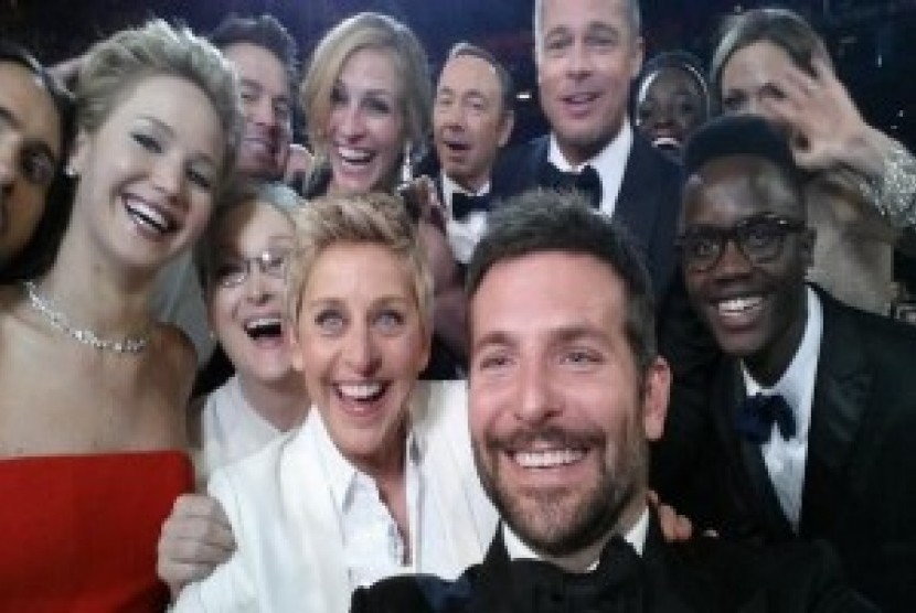 Foto 'Selfie' Host Oscar 2014, Ellen DeGeneres, di tengah-tengah barisan tamu undangan.