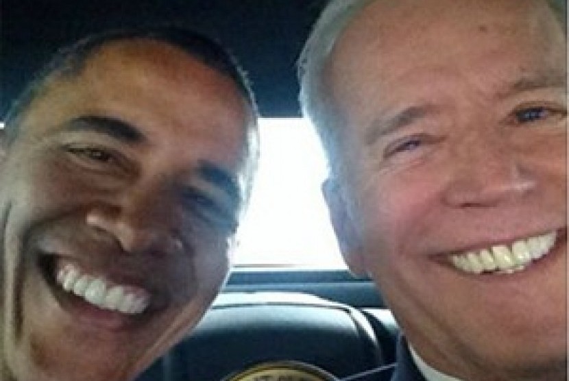 Foto selfie Wapres AS Joe Biden bersama Presiden AS Barack Obama