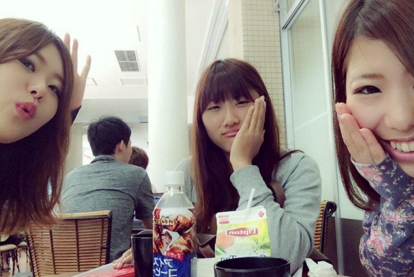 Foto selfie yang menirukan gaya orang sedang sakit gigi atau cavity pose tengah melanda warga Jepang