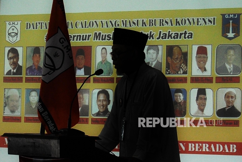  Foto siluet Majelis Tinggi Jakarta Bersyariah Kholil Ridwan saat berikan sambutan Halaqoh Nasional di Jakarta, Ahad (8/5). (Republika/Tahta Aidilla)