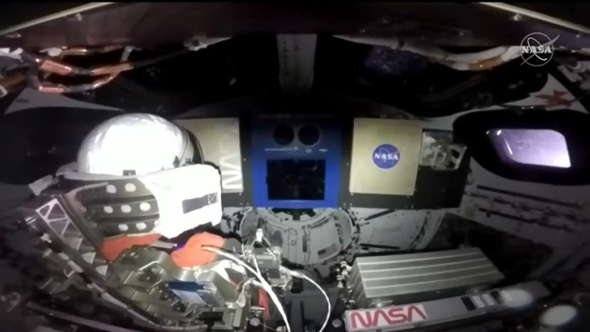 Foto situasi kabin Orion saat penerbangan menuju bulan. Ada 3 penumpang eksperimen.