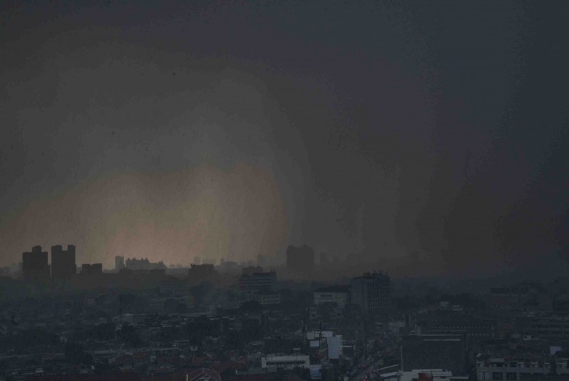 Foto suasana Ibu Kota Jakarta yang diguyur hujan.