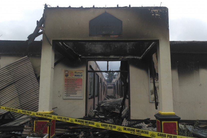 Foto suasana Kantor Polres Dharmasraya seusai terbakar di Dharmasraya, Sumatera Barat, Ahad (12/11).
