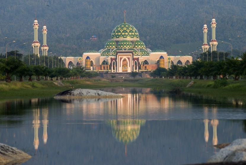 Foto suasana Kompleks Masjid Agung Natuna di Kota Ranai, Kabupaten Natuna, Kepulauan Riau, Rabu (2/9). 