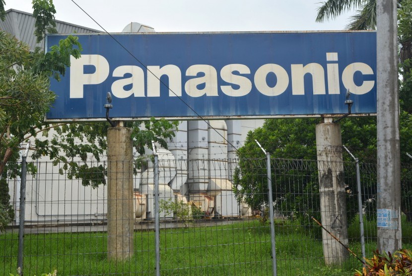 Foto suasana pabrik PT Panasonic Lighting Indonesia Kawasan Industri Pier, Rembang Industri Raya, Pasuruan, Jawa Timur, Kamis (4/2). 